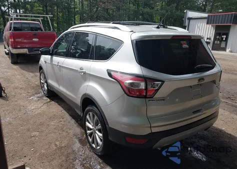 2017 Ford Escape Titanium z USA, uszkodzony, nr VIN 1FMCU9JDXHUD70895